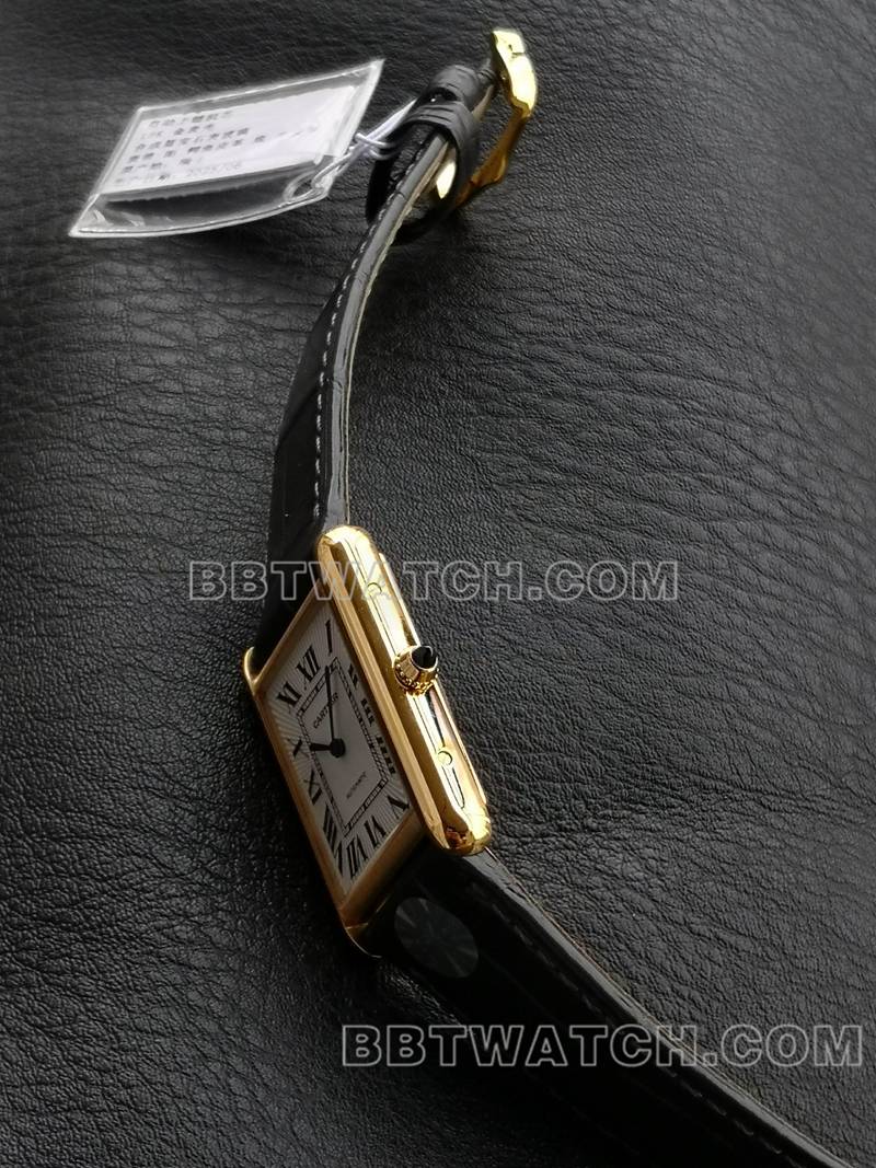 卡地亚超级克隆手表F1厂坦克白盘黄金壳2899MC机芯皮带款侧面实拍图