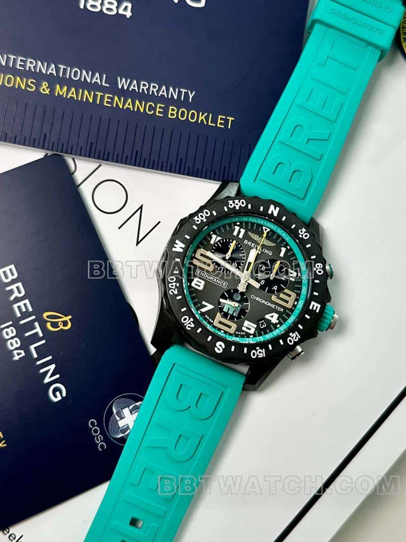 百年灵最佳复刻手表原单专业灰盘44mm石英绿色橡胶款正面实拍图