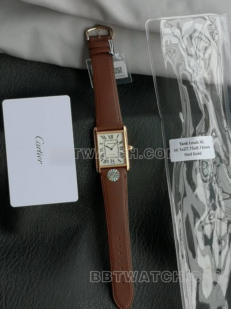 卡地亚最佳复刻手表F1厂坦克白盘玫瑰金壳2899MC机芯皮带款正面实拍图