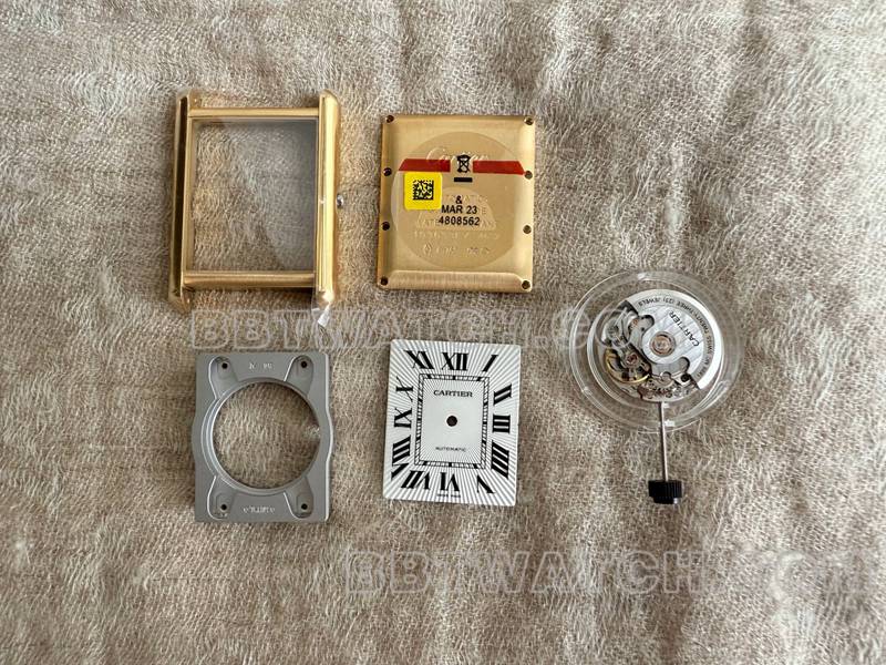 卡地亚超级克隆手表F1厂坦克白盘黄金壳2899MC机芯皮带款正面实拍图