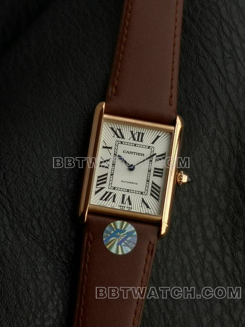 卡地亚最佳复刻手表F1厂坦克白盘玫瑰金壳2899MC机芯皮带款正面实拍图