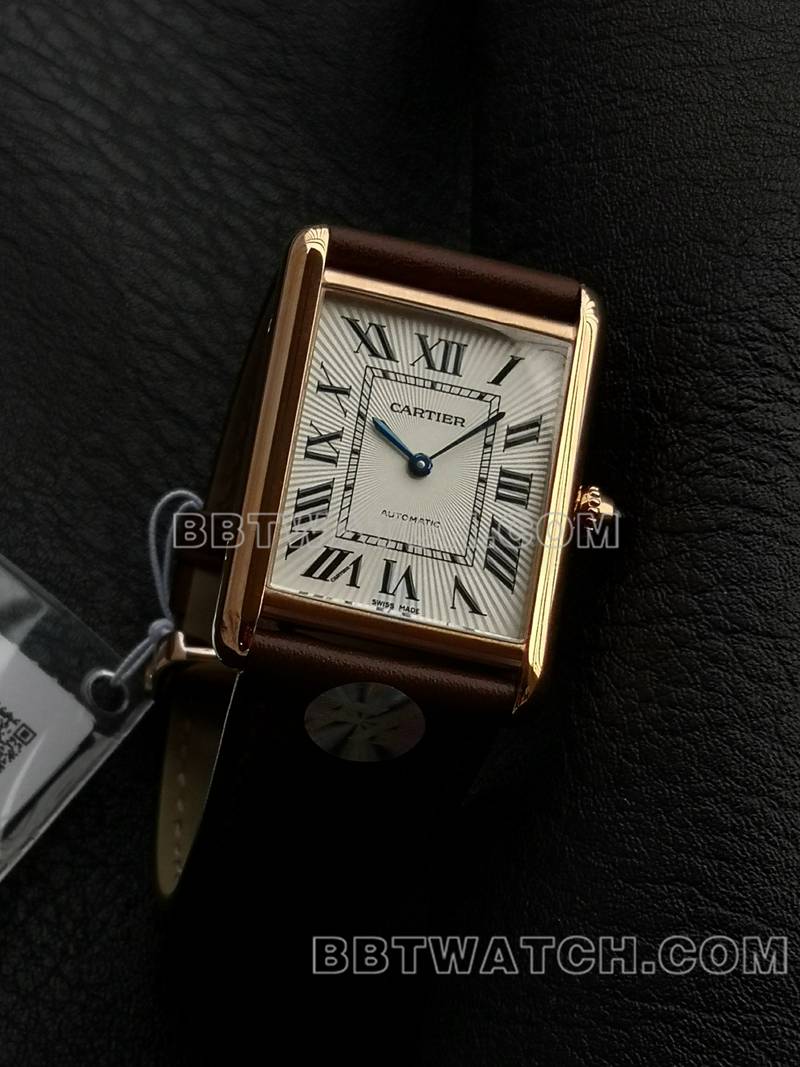 卡地亚最佳复刻手表F1厂坦克白盘玫瑰金壳2899MC机芯皮带款正面实拍图