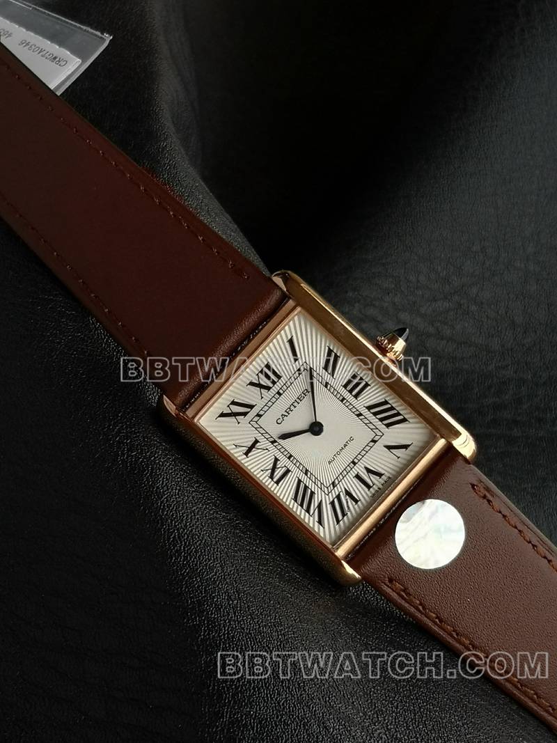 卡地亚最佳复刻手表F1厂坦克白盘玫瑰金壳2899MC机芯皮带款正面实拍图