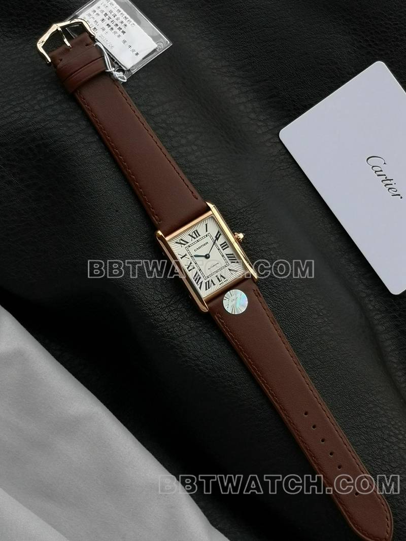 卡地亚最佳复刻手表F1厂坦克白盘玫瑰金壳2899MC机芯皮带款正面实拍图
