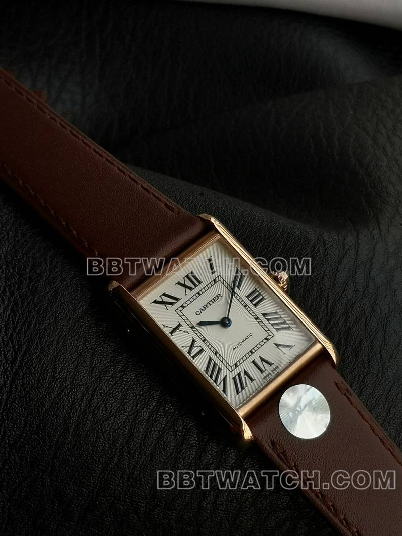 卡地亚最佳复刻手表F1厂坦克白盘玫瑰金壳2899MC机芯皮带款正面实拍图