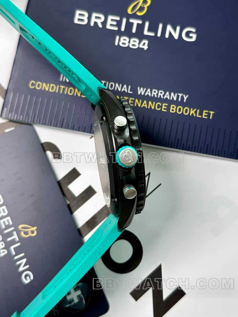 百年灵最佳复刻手表原单专业灰盘44mm石英绿色橡胶款侧面实拍图