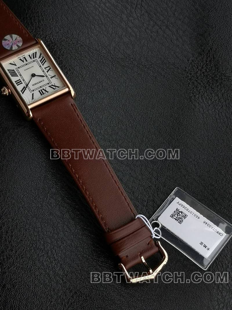 卡地亚最佳复刻手表F1厂坦克白盘玫瑰金壳2899MC机芯皮带款正面实拍图