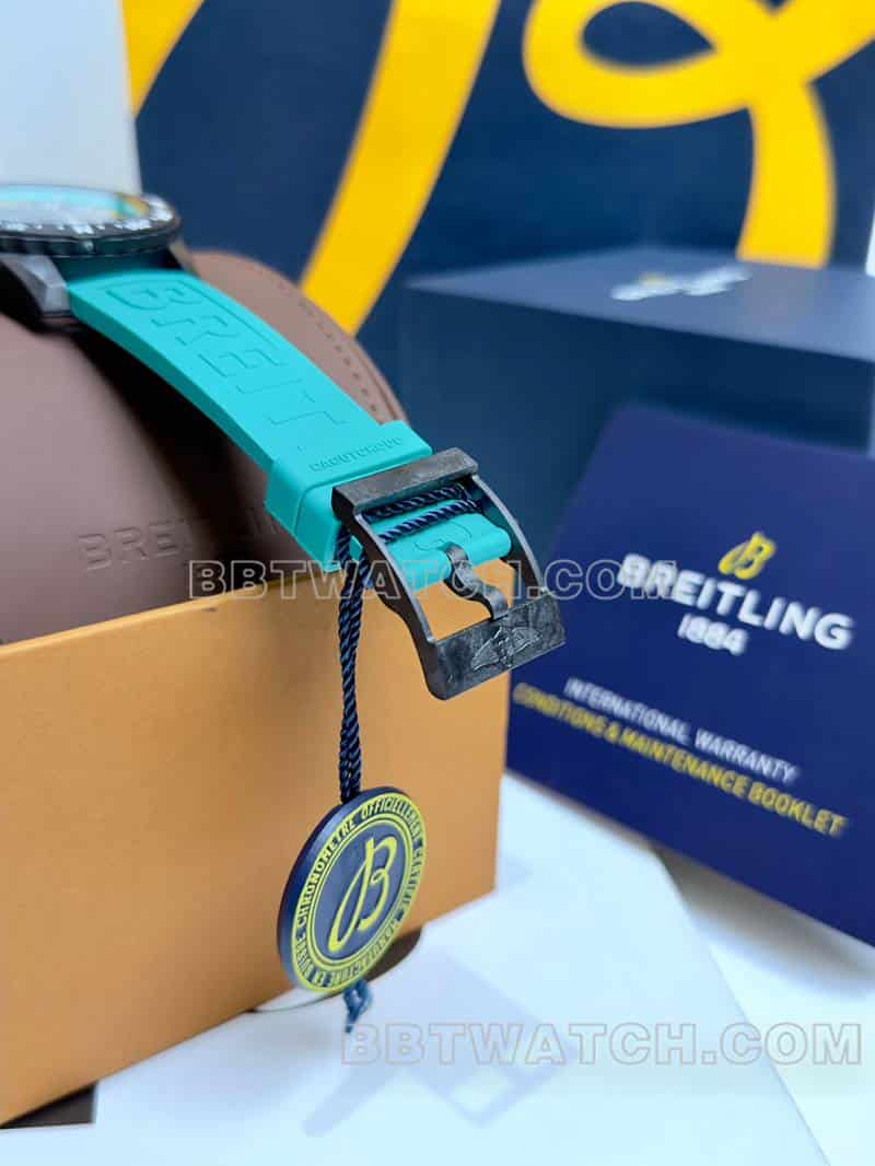 百年灵最佳复刻手表原单专业灰盘44mm石英绿色橡胶款表带实拍图