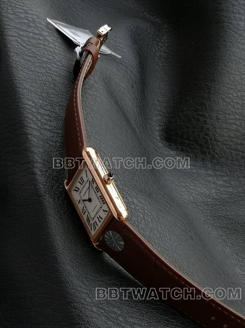 卡地亚最佳复刻手表F1厂坦克白盘玫瑰金壳2899MC机芯皮带款侧面实拍图