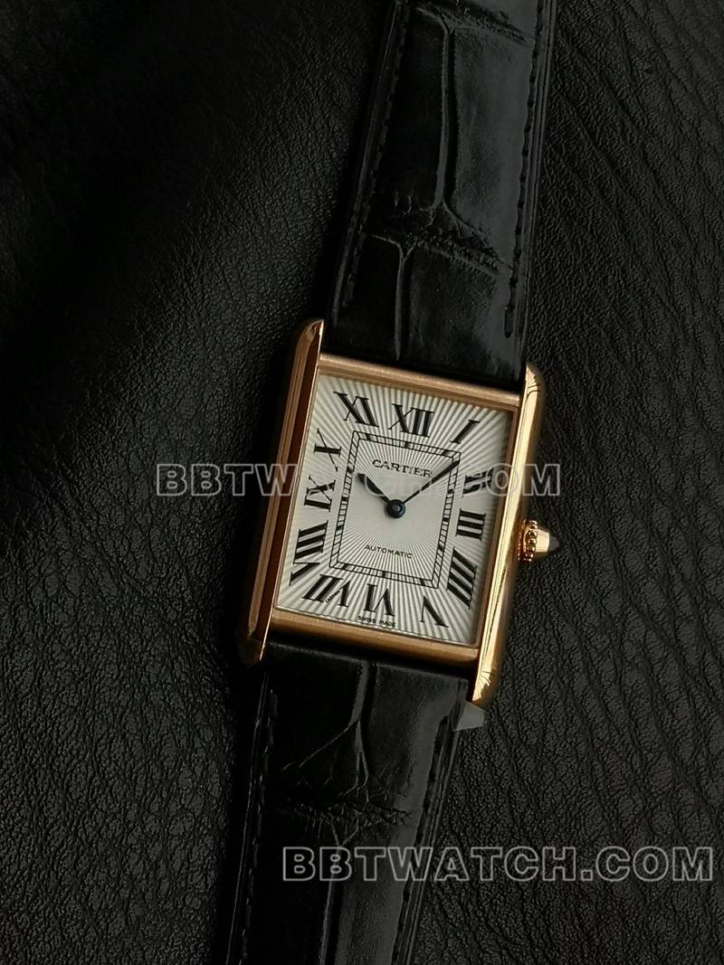 卡地亚顶级复刻手表F1厂坦克白盘玫瑰金壳2899MC机芯皮带款正面实拍图