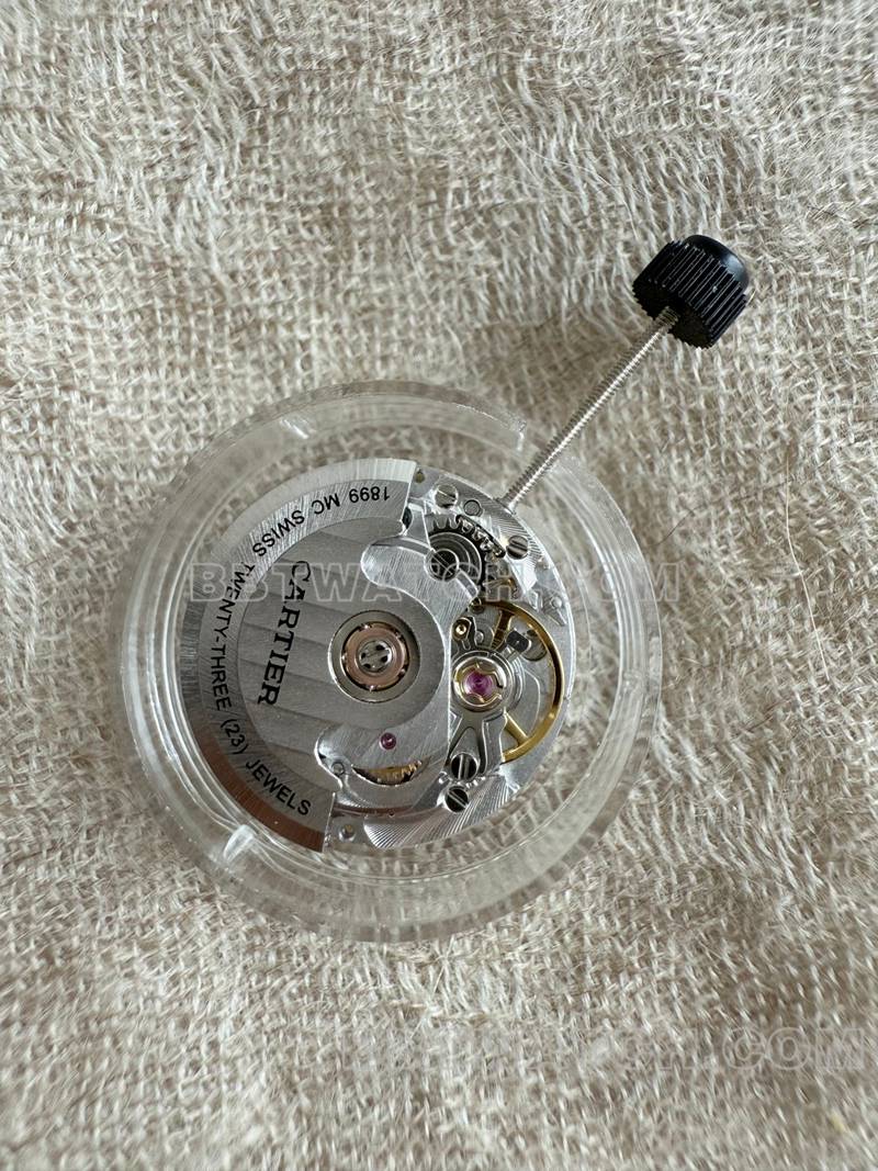 卡地亚超级克隆手表F1厂坦克白盘黄金壳2899MC机芯皮带款机芯实拍图