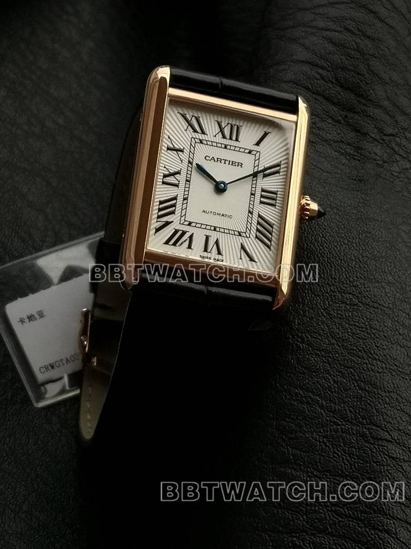 卡地亚顶级复刻手表F1厂坦克白盘玫瑰金壳2899MC机芯皮带款正面实拍图