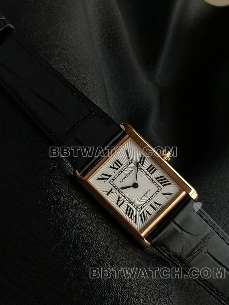 卡地亚顶级复刻手表F1厂坦克白盘玫瑰金壳2899MC机芯皮带款正面实拍图