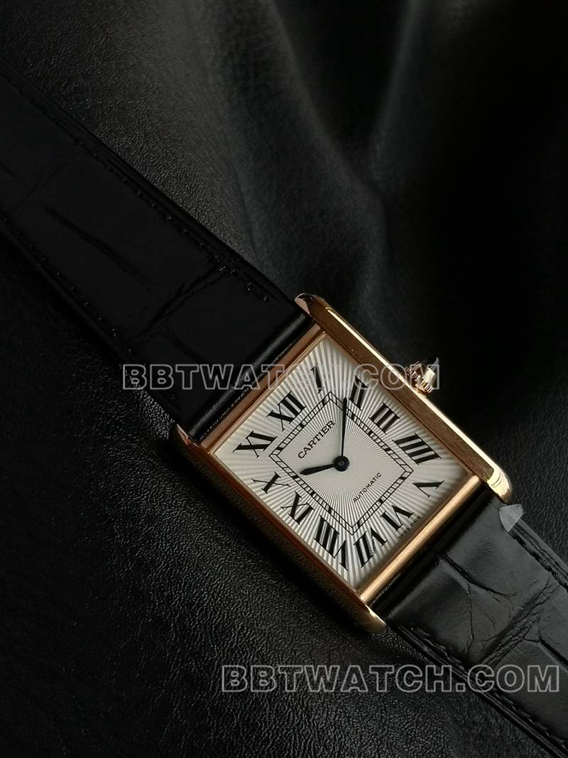 卡地亚顶级复刻手表F1厂坦克白盘玫瑰金壳2899MC机芯皮带款正面实拍图