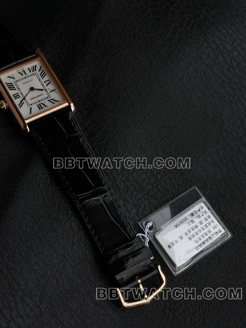 卡地亚顶级复刻手表F1厂坦克白盘玫瑰金壳2899MC机芯皮带款正面实拍图