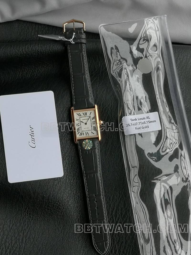 卡地亚最优复刻手表F1厂坦克白盘玫瑰金壳2899MC机芯皮带款正面实拍图