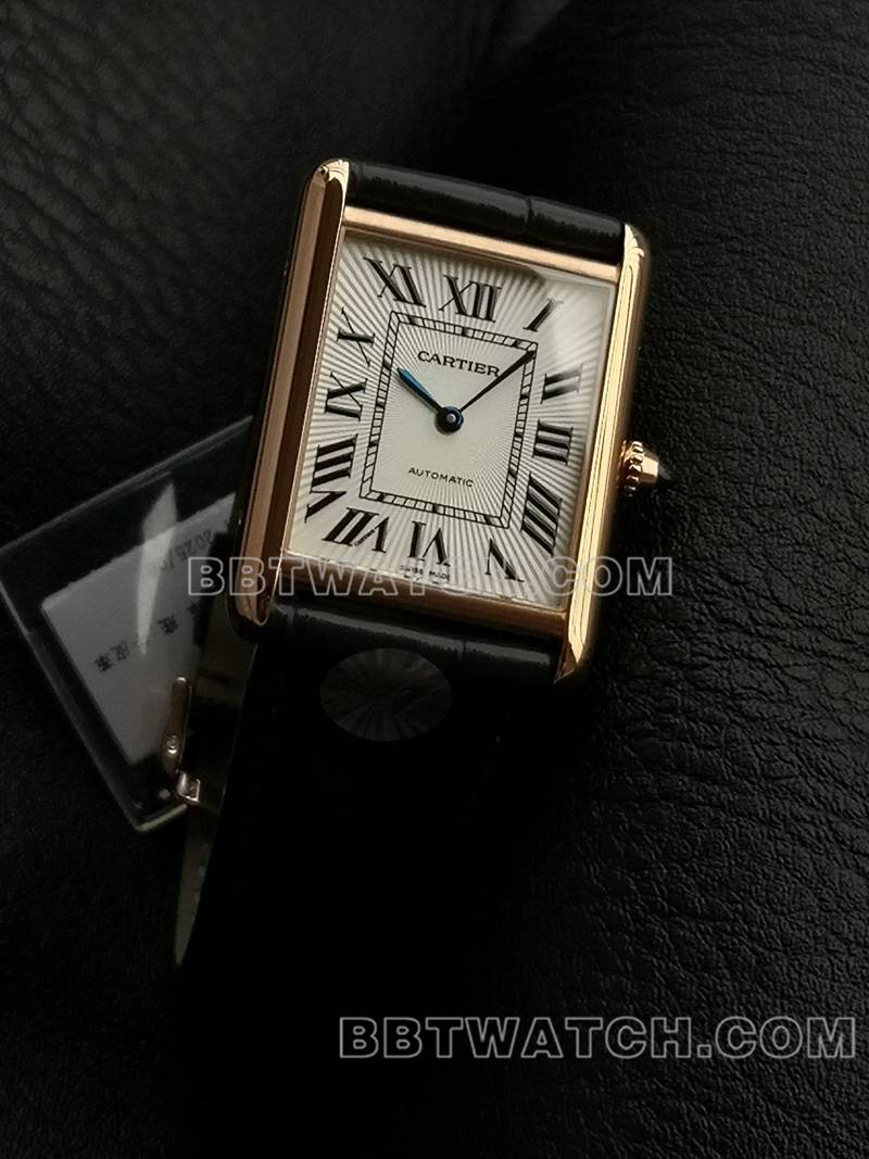 卡地亚最优复刻手表F1厂坦克白盘玫瑰金壳2899MC机芯皮带款正面实拍图