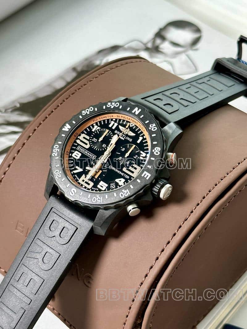 百年灵最优复刻手表原单专业黑盘44mm石英黑色橡胶款正面实拍图