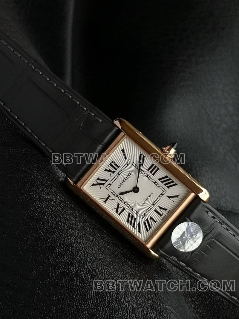 卡地亚最优复刻手表F1厂坦克白盘玫瑰金壳2899MC机芯皮带款正面实拍图
