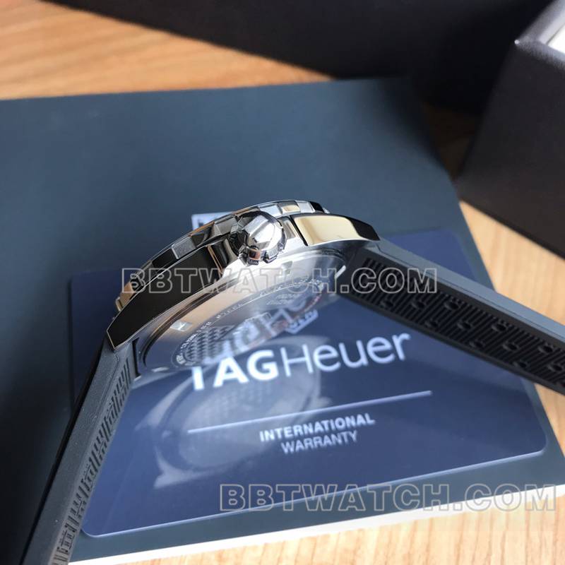 泰格豪雅最优复刻手表F1黑盘41mm机械橡胶款侧面实拍图