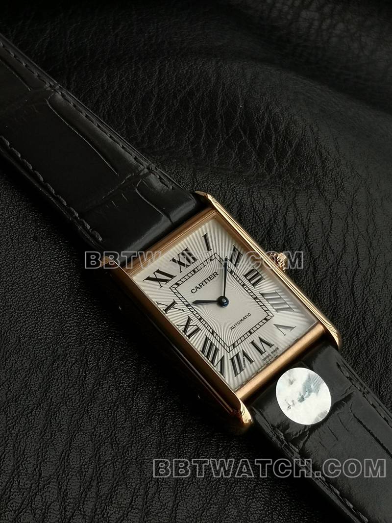 卡地亚最优复刻手表F1厂坦克白盘玫瑰金壳2899MC机芯皮带款正面实拍图