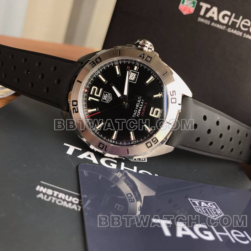 泰格豪雅最优复刻手表F1黑盘41mm机械橡胶款正面实拍图