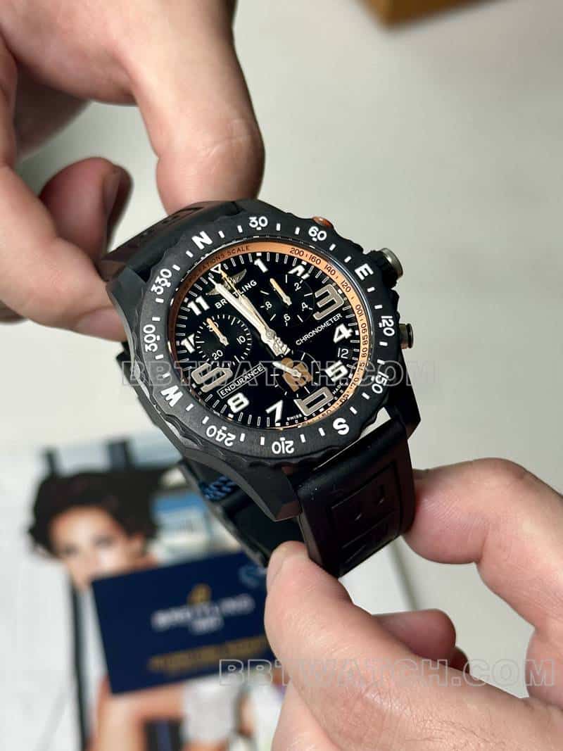 百年灵最优复刻手表原单专业黑盘44mm石英黑色橡胶款正面实拍图