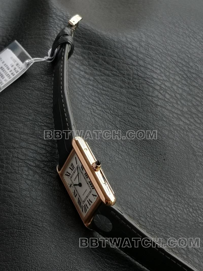 卡地亚最优复刻手表F1厂坦克白盘玫瑰金壳2899MC机芯皮带款侧面实拍图