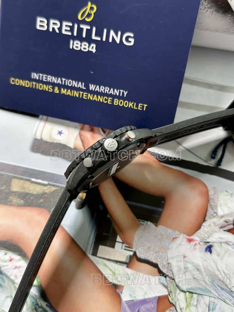 百年灵最优复刻手表原单专业黑盘44mm石英黑色橡胶款侧面实拍图