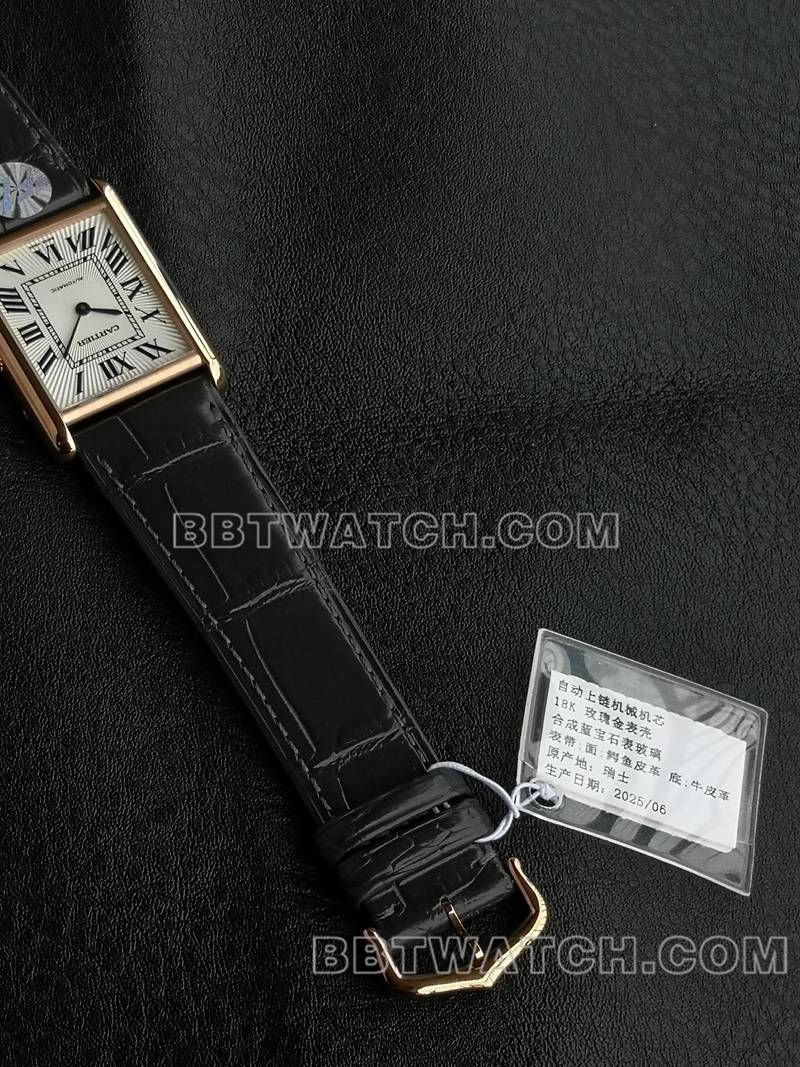 卡地亚最优复刻手表F1厂坦克白盘玫瑰金壳2899MC机芯皮带款正面实拍图