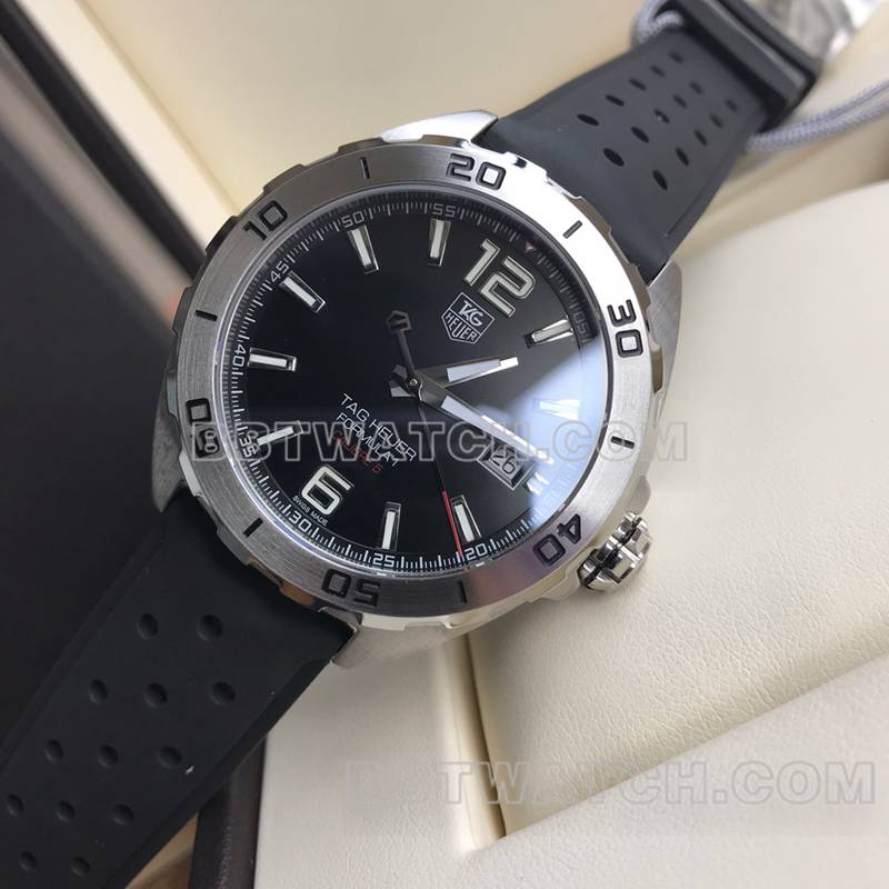 泰格豪雅最优复刻手表F1黑盘41mm机械橡胶款正面实拍图
