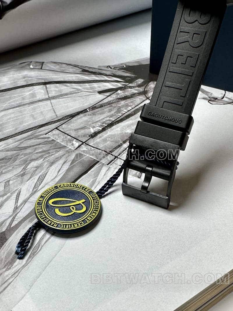 百年灵最优复刻手表原单专业黑盘44mm石英黑色橡胶款表带实拍图