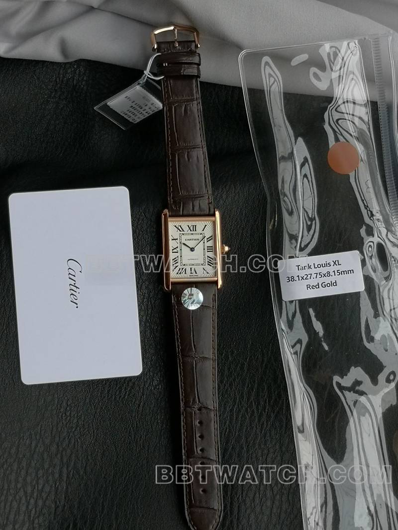 卡地亚1:1复刻手表F1厂坦克白盘玫瑰金壳2899MC机芯皮带款正面实拍图