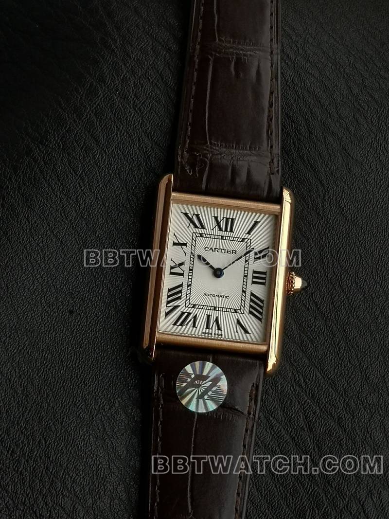 卡地亚1:1复刻手表F1厂坦克白盘玫瑰金壳2899MC机芯皮带款正面实拍图