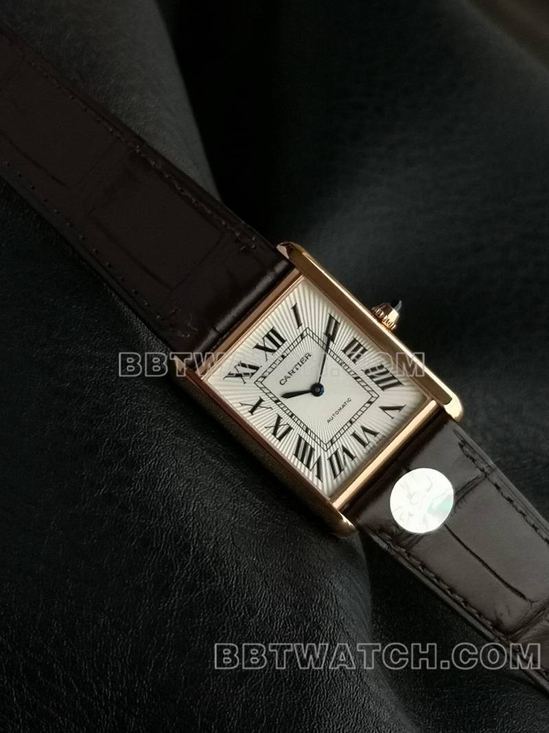 卡地亚1:1复刻手表F1厂坦克白盘玫瑰金壳2899MC机芯皮带款正面实拍图