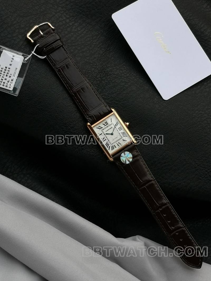 卡地亚1:1复刻手表F1厂坦克白盘玫瑰金壳2899MC机芯皮带款正面实拍图