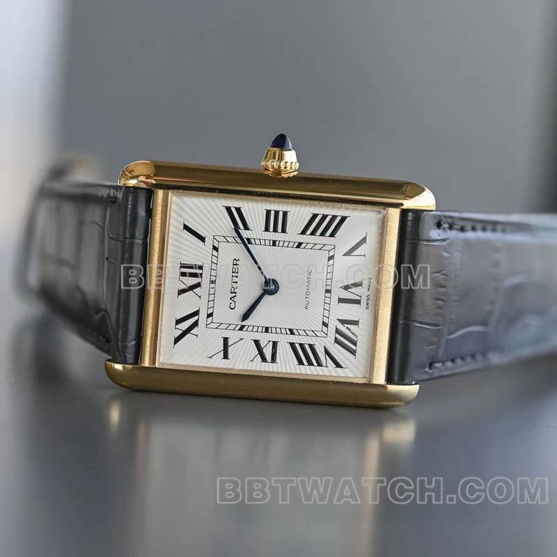 卡地亚超级克隆手表F1厂坦克白盘黄金壳2899MC机芯皮带款正面实拍图