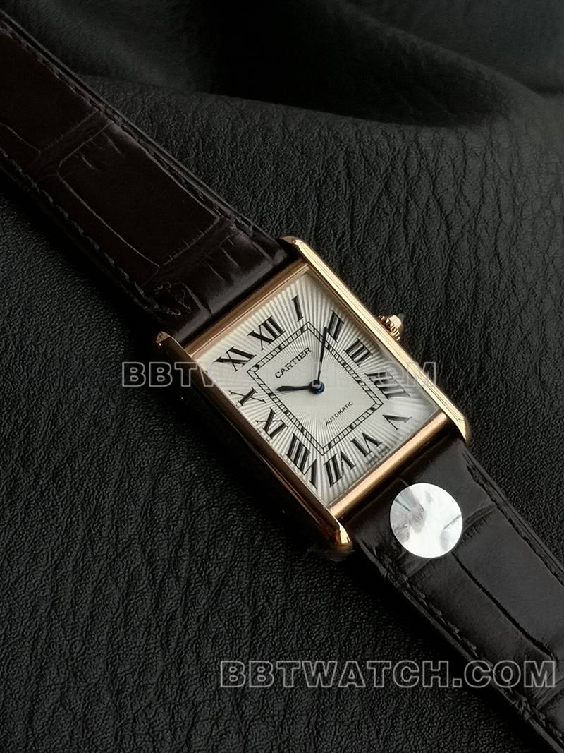 卡地亚1:1复刻手表F1厂坦克白盘玫瑰金壳2899MC机芯皮带款正面实拍图