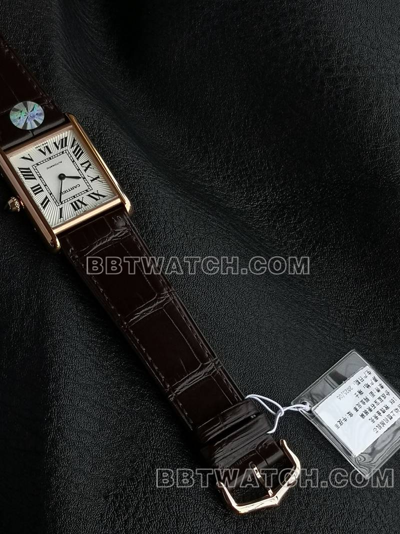 卡地亚1:1复刻手表F1厂坦克白盘玫瑰金壳2899MC机芯皮带款正面实拍图