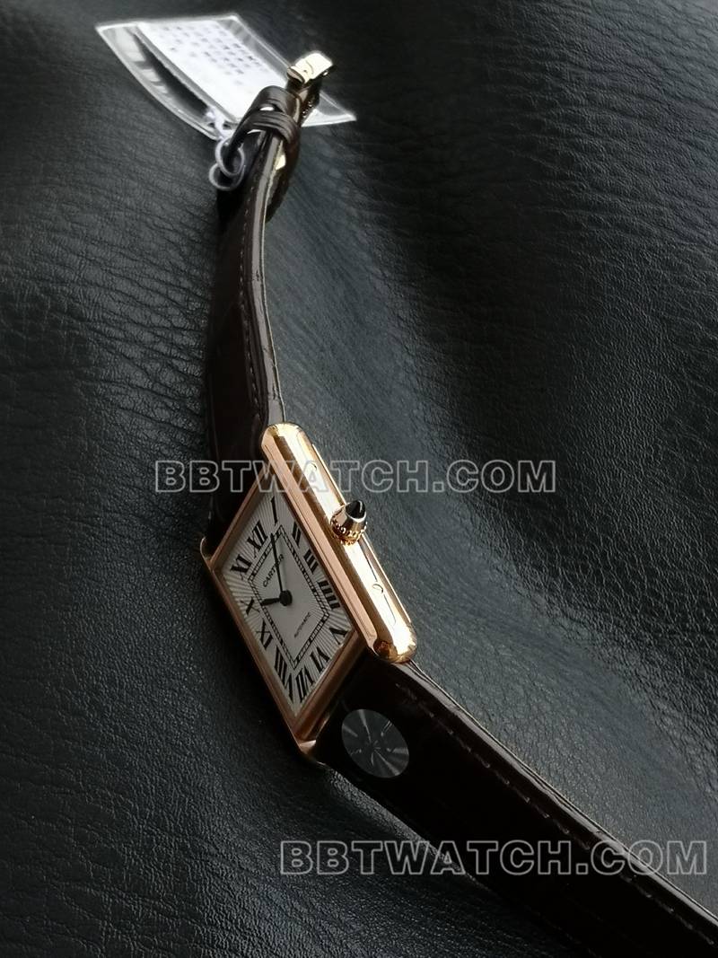 卡地亚1:1复刻手表F1厂坦克白盘玫瑰金壳2899MC机芯皮带款侧面实拍图