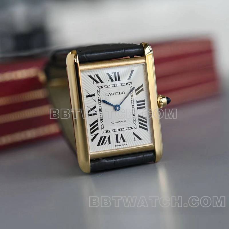 卡地亚超级克隆手表F1厂坦克白盘黄金壳2899MC机芯皮带款正面实拍图