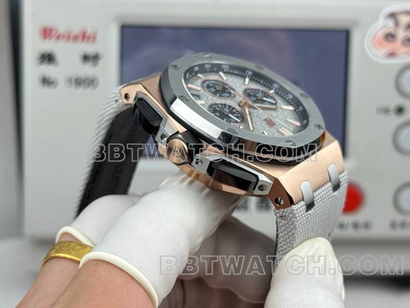 爱彼顶级复刻手表LS厂皇家橡树离岸型43MM灰盘橡胶款26420侧面实拍图