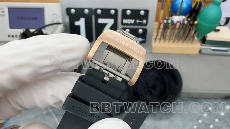 理查德米勒最佳复刻手表玫瑰金镂空盘机械橡胶款RM 67-01表带实拍图