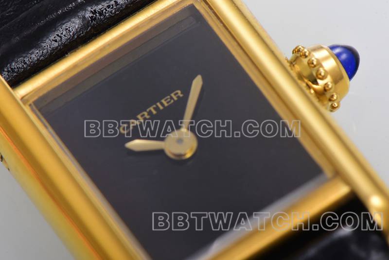 卡地亚最优复刻手表F1厂坦克黑盘黄金壳皮带款正面实拍图