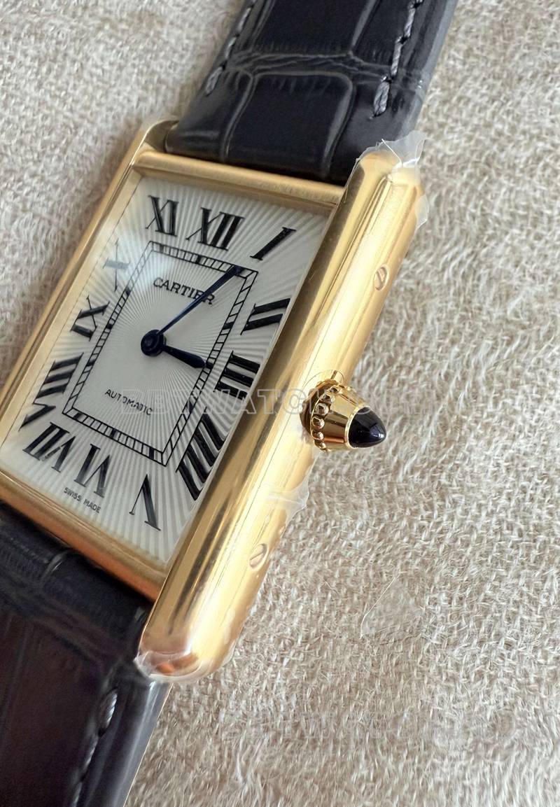 卡地亚超级克隆手表F1厂坦克白盘黄金壳2899MC机芯皮带款侧面实拍图