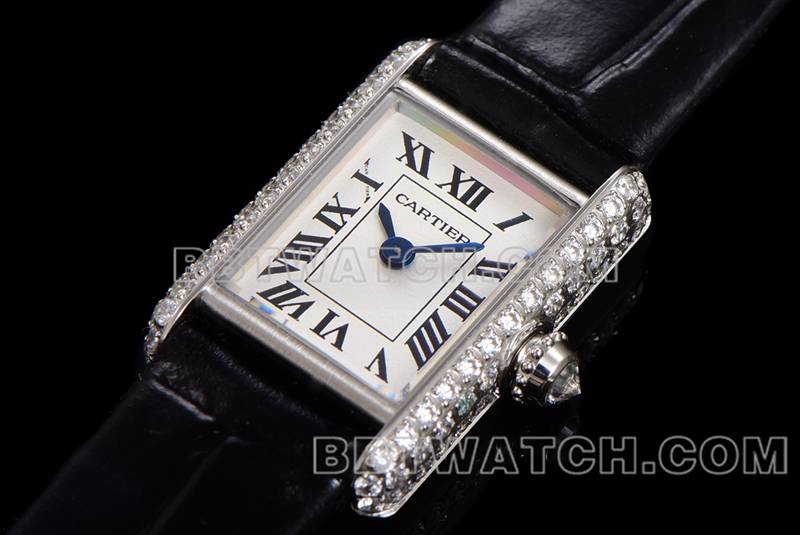 卡地亚1:1复刻手表F1厂坦克白盘钻圈皮带款正面实拍图