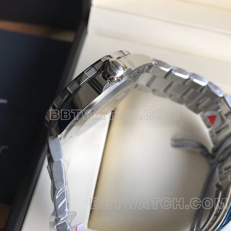 泰格豪雅最优复刻手表F1白盘41mm机械钢带款侧面实拍图