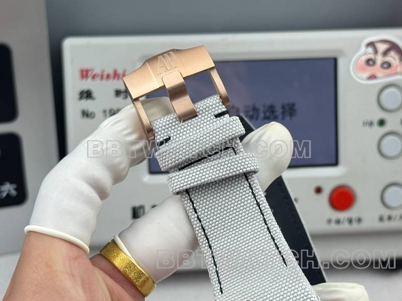 爱彼顶级复刻手表LS厂皇家橡树离岸型43MM灰盘橡胶款26420表扣实拍图