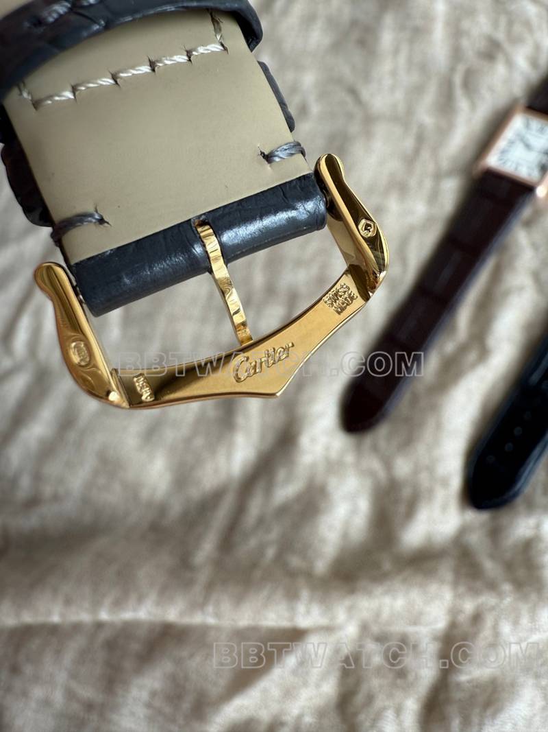 卡地亚超级克隆手表F1厂坦克白盘黄金壳2899MC机芯皮带款表扣实拍图