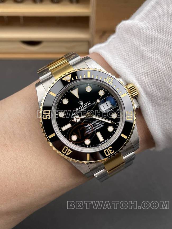 劳力士1:1复刻手表VS厂水鬼41mm黑盘3235机械机芯间金钢带款正面实拍图